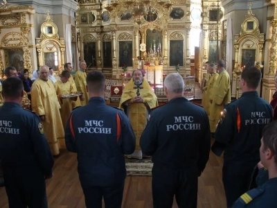 Сотрудники отделения МЧС города Новозыбкова посетили храм в день празднования иконе Божией Матери «Неопалимая Купина»