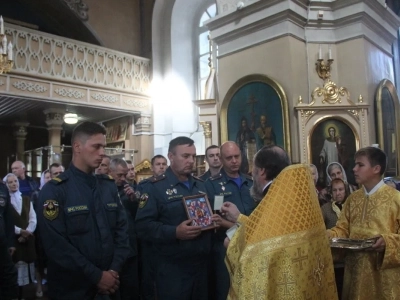 Сотрудники отделения МЧС города Новозыбкова посетили храм в день празднования иконе Божией Матери «Неопалимая Купина»