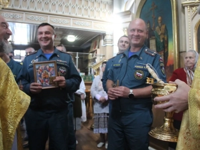 Сотрудники отделения МЧС города Новозыбкова посетили храм в день празднования иконе Божией Матери «Неопалимая Купина»