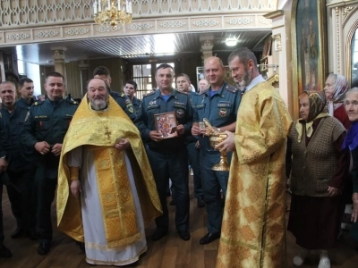 Сотрудники отделения МЧС города Новозыбкова посетили храм в день празднования иконе Божией Матери «Неопалимая Купина»