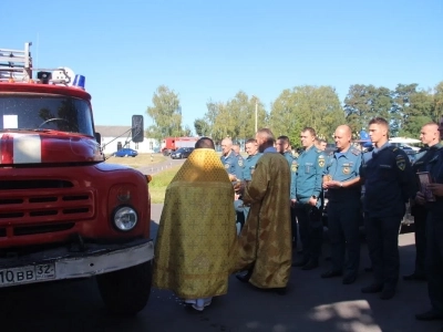 Сотрудники отделения МЧС города Новозыбкова посетили храм в день празднования иконе Божией Матери «Неопалимая Купина»