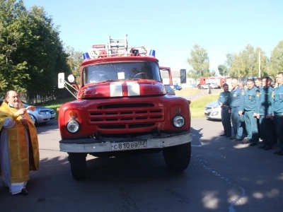 Сотрудники отделения МЧС города Новозыбкова посетили храм в день празднования иконе Божией Матери «Неопалимая Купина»