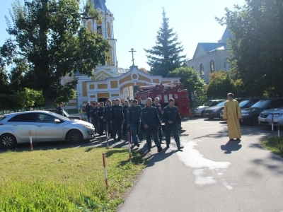 Сотрудники отделения МЧС города Новозыбкова посетили храм в день празднования иконе Божией Матери «Неопалимая Купина»