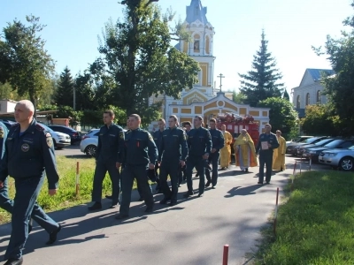 Сотрудники отделения МЧС города Новозыбкова посетили храм в день празднования иконе Божией Матери «Неопалимая Купина»