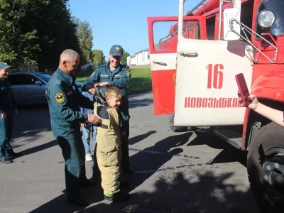 Сотрудники отделения МЧС города Новозыбкова посетили храм в день празднования иконе Божией Матери «Неопалимая Купина»