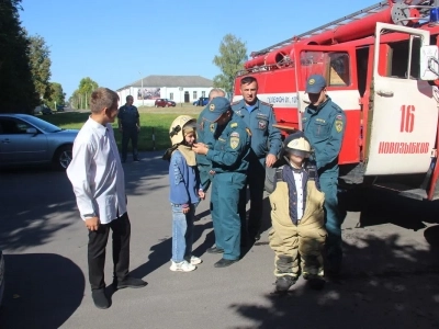 Сотрудники отделения МЧС города Новозыбкова посетили храм в день празднования иконе Божией Матери «Неопалимая Купина»