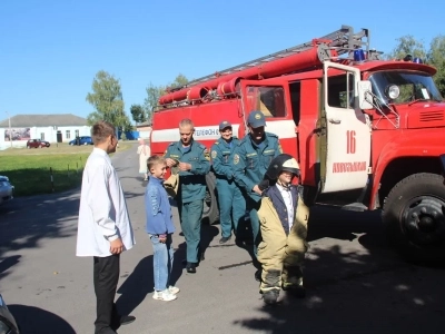 Сотрудники отделения МЧС города Новозыбкова посетили храм в день празднования иконе Божией Матери «Неопалимая Купина»