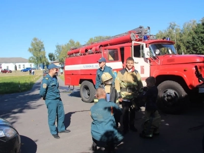 Сотрудники отделения МЧС города Новозыбкова посетили храм в день празднования иконе Божией Матери «Неопалимая Купина»