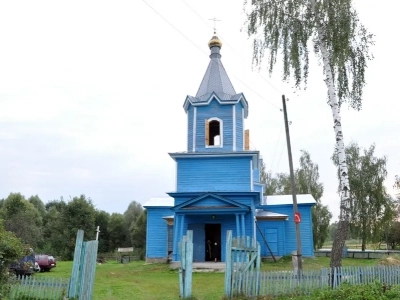 Соборная литургия. В день Предпразднства Успения Пресвятой Богородицы и в день памяти в Соборе Брянских Святых Сщмч. Василия, архиепископа Черниговского, духовенством Новозыбковского благочиния Брянской епархии совершена Божественная литургия в восстановленном храме в честь Покрова Пресвятой Богородицы села Хахловка Климовского района