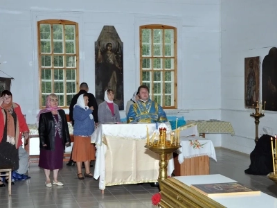 Соборная литургия. В день Предпразднства Успения Пресвятой Богородицы и в день памяти в Соборе Брянских Святых Сщмч. Василия, архиепископа Черниговского, духовенством Новозыбковского благочиния Брянской епархии совершена Божественная литургия в восстановленном храме в честь Покрова Пресвятой Богородицы села Хахловка Климовского района