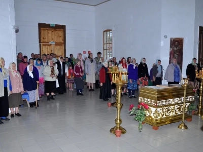 Соборная литургия. В день Предпразднства Успения Пресвятой Богородицы и в день памяти в Соборе Брянских Святых Сщмч. Василия, архиепископа Черниговского, духовенством Новозыбковского благочиния Брянской епархии совершена Божественная литургия в восстановленном храме в честь Покрова Пресвятой Богородицы села Хахловка Климовского района