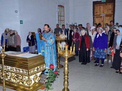 Соборная литургия. В день Предпразднства Успения Пресвятой Богородицы и в день памяти в Соборе Брянских Святых Сщмч. Василия, архиепископа Черниговского, духовенством Новозыбковского благочиния Брянской епархии совершена Божественная литургия в восстановленном храме в честь Покрова Пресвятой Богородицы села Хахловка Климовского района