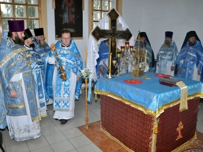 Соборная литургия. В день Предпразднства Успения Пресвятой Богородицы и в день памяти в Соборе Брянских Святых Сщмч. Василия, архиепископа Черниговского, духовенством Новозыбковского благочиния Брянской епархии совершена Божественная литургия в восстановленном храме в честь Покрова Пресвятой Богородицы села Хахловка Климовского района