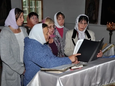 Соборная литургия. В день Предпразднства Успения Пресвятой Богородицы и в день памяти в Соборе Брянских Святых Сщмч. Василия, архиепископа Черниговского, духовенством Новозыбковского благочиния Брянской епархии совершена Божественная литургия в восстановленном храме в честь Покрова Пресвятой Богородицы села Хахловка Климовского района