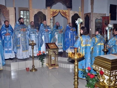 Соборная литургия. В день Предпразднства Успения Пресвятой Богородицы и в день памяти в Соборе Брянских Святых Сщмч. Василия, архиепископа Черниговского, духовенством Новозыбковского благочиния Брянской епархии совершена Божественная литургия в восстановленном храме в честь Покрова Пресвятой Богородицы села Хахловка Климовского района