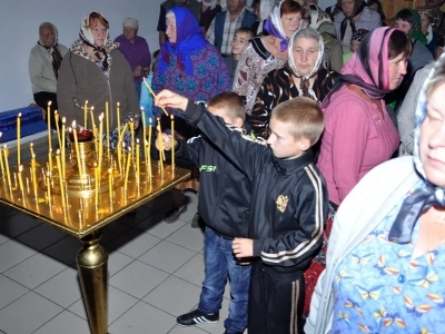 Соборная литургия. В день Предпразднства Успения Пресвятой Богородицы и в день памяти в Соборе Брянских Святых Сщмч. Василия, архиепископа Черниговского, духовенством Новозыбковского благочиния Брянской епархии совершена Божественная литургия в восстановленном храме в честь Покрова Пресвятой Богородицы села Хахловка Климовского района