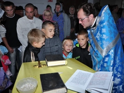 Соборная литургия. В день Предпразднства Успения Пресвятой Богородицы и в день памяти в Соборе Брянских Святых Сщмч. Василия, архиепископа Черниговского, духовенством Новозыбковского благочиния Брянской епархии совершена Божественная литургия в восстановленном храме в честь Покрова Пресвятой Богородицы села Хахловка Климовского района