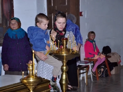 Соборная литургия. В день Предпразднства Успения Пресвятой Богородицы и в день памяти в Соборе Брянских Святых Сщмч. Василия, архиепископа Черниговского, духовенством Новозыбковского благочиния Брянской епархии совершена Божественная литургия в восстановленном храме в честь Покрова Пресвятой Богородицы села Хахловка Климовского района