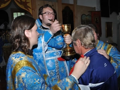 Соборная литургия. В день Предпразднства Успения Пресвятой Богородицы и в день памяти в Соборе Брянских Святых Сщмч. Василия, архиепископа Черниговского, духовенством Новозыбковского благочиния Брянской епархии совершена Божественная литургия в восстановленном храме в честь Покрова Пресвятой Богородицы села Хахловка Климовского района