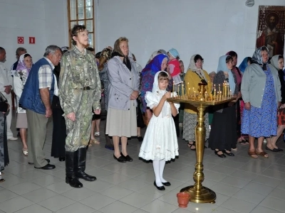 Соборная литургия. В день Предпразднства Успения Пресвятой Богородицы и в день памяти в Соборе Брянских Святых Сщмч. Василия, архиепископа Черниговского, духовенством Новозыбковского благочиния Брянской епархии совершена Божественная литургия в восстановленном храме в честь Покрова Пресвятой Богородицы села Хахловка Климовского района