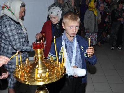 Соборная литургия. В день Предпразднства Успения Пресвятой Богородицы и в день памяти в Соборе Брянских Святых Сщмч. Василия, архиепископа Черниговского, духовенством Новозыбковского благочиния Брянской епархии совершена Божественная литургия в восстановленном храме в честь Покрова Пресвятой Богородицы села Хахловка Климовского района