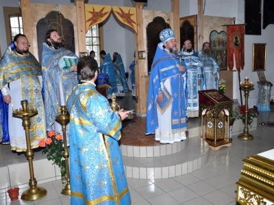 Соборная литургия. В день Предпразднства Успения Пресвятой Богородицы и в день памяти в Соборе Брянских Святых Сщмч. Василия, архиепископа Черниговского, духовенством Новозыбковского благочиния Брянской епархии совершена Божественная литургия в восстановленном храме в честь Покрова Пресвятой Богородицы села Хахловка Климовского района