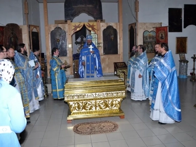 Соборная литургия. В день Предпразднства Успения Пресвятой Богородицы и в день памяти в Соборе Брянских Святых Сщмч. Василия, архиепископа Черниговского, духовенством Новозыбковского благочиния Брянской епархии совершена Божественная литургия в восстановленном храме в честь Покрова Пресвятой Богородицы села Хахловка Климовского района