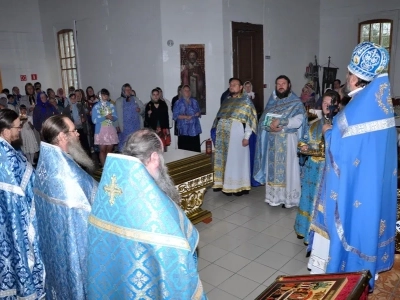 Соборная литургия. В день Предпразднства Успения Пресвятой Богородицы и в день памяти в Соборе Брянских Святых Сщмч. Василия, архиепископа Черниговского, духовенством Новозыбковского благочиния Брянской епархии совершена Божественная литургия в восстановленном храме в честь Покрова Пресвятой Богородицы села Хахловка Климовского района