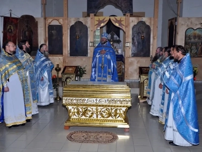 Соборная литургия. В день Предпразднства Успения Пресвятой Богородицы и в день памяти в Соборе Брянских Святых Сщмч. Василия, архиепископа Черниговского, духовенством Новозыбковского благочиния Брянской епархии совершена Божественная литургия в восстановленном храме в честь Покрова Пресвятой Богородицы села Хахловка Климовского района