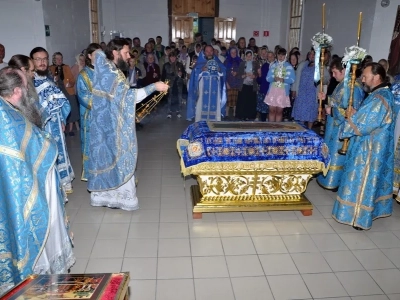 Соборная литургия. В день Предпразднства Успения Пресвятой Богородицы и в день памяти в Соборе Брянских Святых Сщмч. Василия, архиепископа Черниговского, духовенством Новозыбковского благочиния Брянской епархии совершена Божественная литургия в восстановленном храме в честь Покрова Пресвятой Богородицы села Хахловка Климовского района