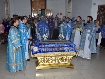 Соборная литургия. В день Предпразднства Успения Пресвятой Богородицы и в день памяти в Соборе Брянских Святых Сщмч. Василия, архиепископа Черниговского, духовенством Новозыбковского благочиния Брянской епархии совершена Божественная литургия в восстановленном храме в честь Покрова Пресвятой Богородицы села Хахловка Климовского района