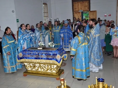 Соборная литургия. В день Предпразднства Успения Пресвятой Богородицы и в день памяти в Соборе Брянских Святых Сщмч. Василия, архиепископа Черниговского, духовенством Новозыбковского благочиния Брянской епархии совершена Божественная литургия в восстановленном храме в честь Покрова Пресвятой Богородицы села Хахловка Климовского района