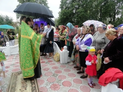 Преподобный отче наш Сергие, моли Бога о нас ! На месте разрушенного храма в честь преподобного Сергия Радонежского, у Поклонного Креста в селе Внуковичи, совершено Молебное пение с водосвятием