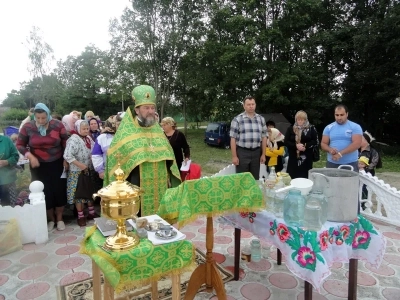 Преподобный отче наш Сергие, моли Бога о нас ! На месте разрушенного храма в честь преподобного Сергия Радонежского, у Поклонного Креста в селе Внуковичи, совершено Молебное пение с водосвятием