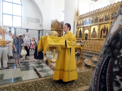 Преосвященный Александр, Епископ Брянский и Севский, за Божественной литургией в Брянском кафедральном соборе, совершил иерейскую хиротонию клирика Новозыбковского благочиния