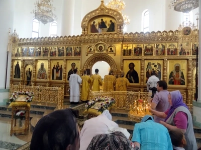 Преосвященный Александр, Епископ Брянский и Севский, за Божественной литургией в Брянском кафедральном соборе, совершил иерейскую хиротонию клирика Новозыбковского благочиния