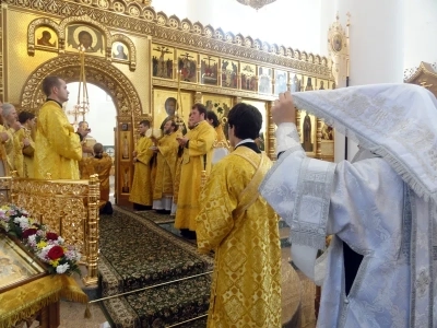 Преосвященный Александр, Епископ Брянский и Севский, за Божественной литургией в Брянском кафедральном соборе, совершил иерейскую хиротонию клирика Новозыбковского благочиния