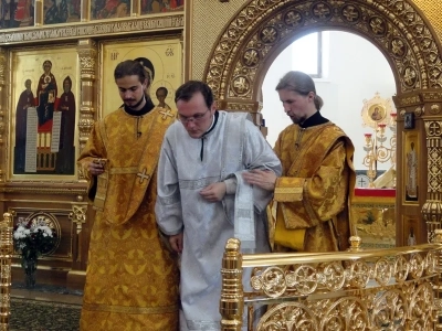 Преосвященный Александр, Епископ Брянский и Севский, за Божественной литургией в Брянском кафедральном соборе, совершил иерейскую хиротонию клирика Новозыбковского благочиния