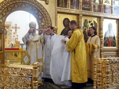 Преосвященный Александр, Епископ Брянский и Севский, за Божественной литургией в Брянском кафедральном соборе, совершил иерейскую хиротонию клирика Новозыбковского благочиния