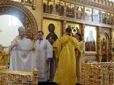 Преосвященный Александр, Епископ Брянский и Севский, за Божественной литургией в Брянском кафедральном соборе, совершил иерейскую хиротонию клирика Новозыбковского благочиния