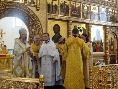 Преосвященный Александр, Епископ Брянский и Севский, за Божественной литургией в Брянском кафедральном соборе, совершил иерейскую хиротонию клирика Новозыбковского благочиния