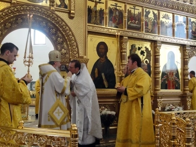 Преосвященный Александр, Епископ Брянский и Севский, за Божественной литургией в Брянском кафедральном соборе, совершил иерейскую хиротонию клирика Новозыбковского благочиния