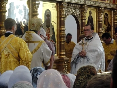 Преосвященный Александр, Епископ Брянский и Севский, за Божественной литургией в Брянском кафедральном соборе, совершил иерейскую хиротонию клирика Новозыбковского благочиния