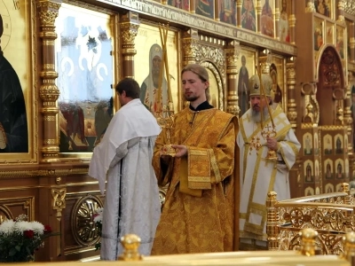 Преосвященный Александр, Епископ Брянский и Севский, за Божественной литургией в Брянском кафедральном соборе, совершил иерейскую хиротонию клирика Новозыбковского благочиния