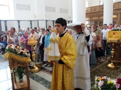 Преосвященный Александр, Епископ Брянский и Севский, за Божественной литургией в Брянском кафедральном соборе, совершил иерейскую хиротонию клирика Новозыбковского благочиния