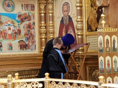 Преосвященный Александр, Епископ Брянский и Севский, за Божественной литургией в Брянском кафедральном соборе, совершил иерейскую хиротонию клирика Новозыбковского благочиния