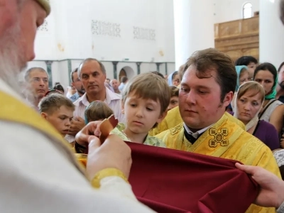 Преосвященный Александр, Епископ Брянский и Севский, за Божественной литургией в Брянском кафедральном соборе, совершил иерейскую хиротонию клирика Новозыбковского благочиния