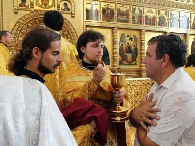 Преосвященный Александр, Епископ Брянский и Севский, за Божественной литургией в Брянском кафедральном соборе, совершил иерейскую хиротонию клирика Новозыбковского благочиния