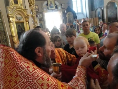 «Что Бог сочетал, того человек да не разлучает» (Мк. 10:9). В преддверии Дня памяти святых Петра и Февронии и Государственного Дня семьи, любви и верности, Благочинный Новозыбковского округа поздравил многодетные семьи с предстоящим торжеством.