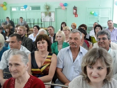 В добрый путь, Выпускники! Благочинный Новозыбковского округа Брянской епархии поздравил выпускников Замишевской средней школы Новозыбковского района с получением Аттестатов.